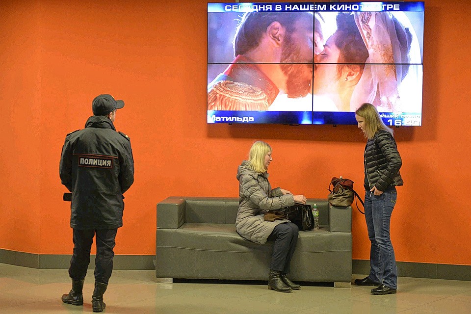 За первые четыре дня проката скандальная "Матильда" собрала 225 миллионов рублей кассовых сборов.