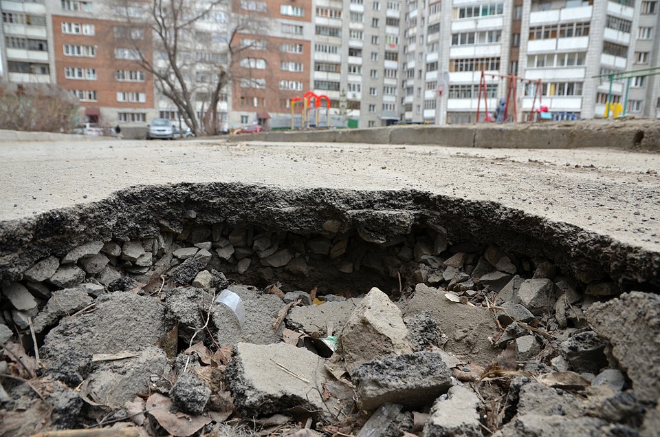 Шлют фото выбоин не только в Народный фронт - новосибирские общественники из организации «Гражданский патруль» вот уже три года собирают данные на дыры в асфальте.