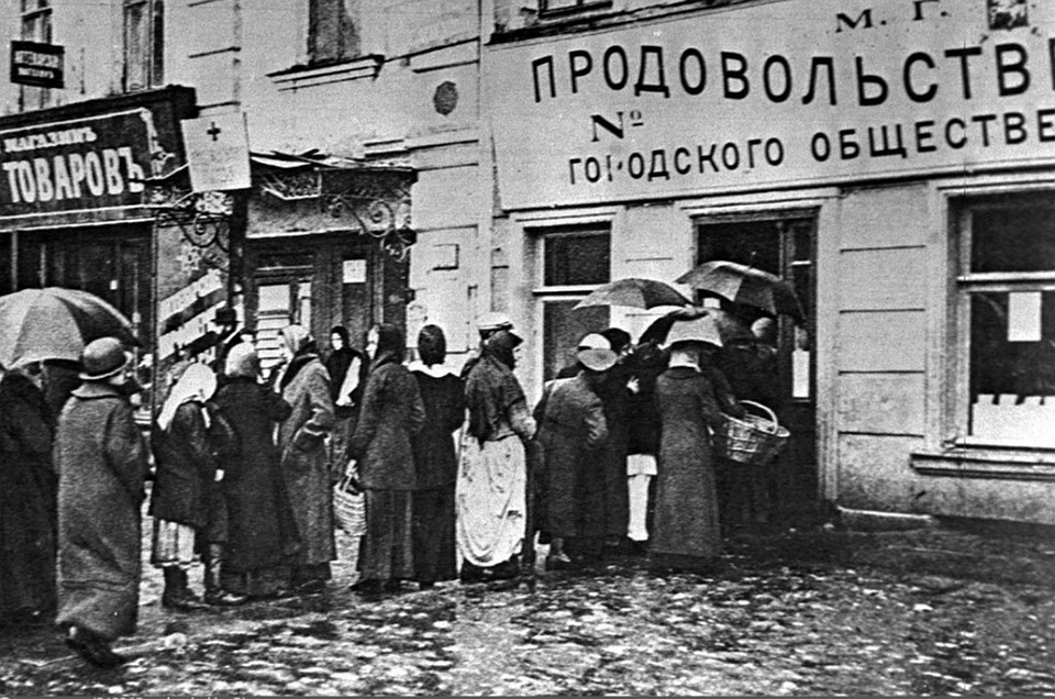 Очереди за хлебом. Ретро фотографии предоставлены Фондом им. К. Буллы