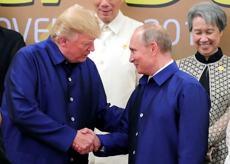 Путин и Трамп приветствуют друг друга на саммите АТЭС