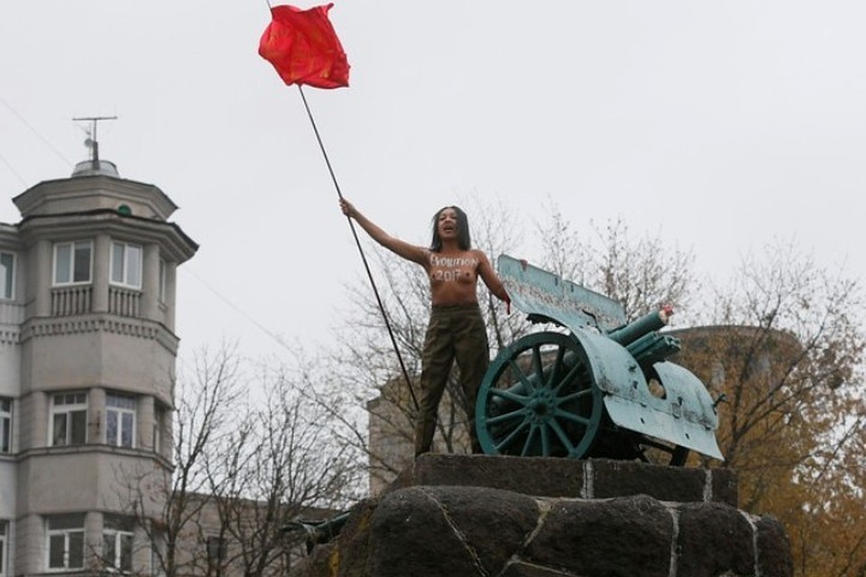 Одна из последних акций FEMEN – протест против украинских властей и Порошенко на памятнике героям Октябрьской революции в Киеве 7 ноября