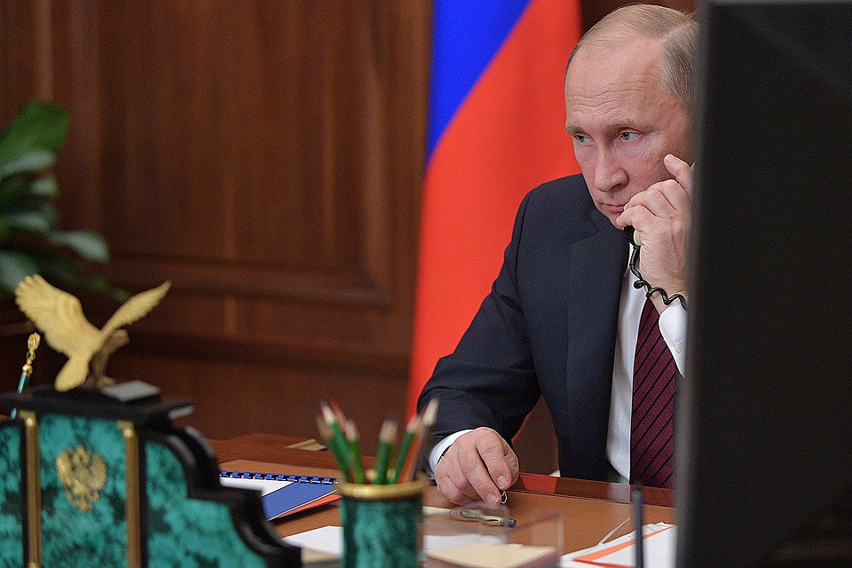 15 ноября 2017. Президент РФ Владимир Путин во время телефонного разговора с главой ДНР Александром Захарченко и главой ЛНР Игорем Плотницким. ФОТО Алексей Дружинин/пресс-служба президента РФ/ТАСС