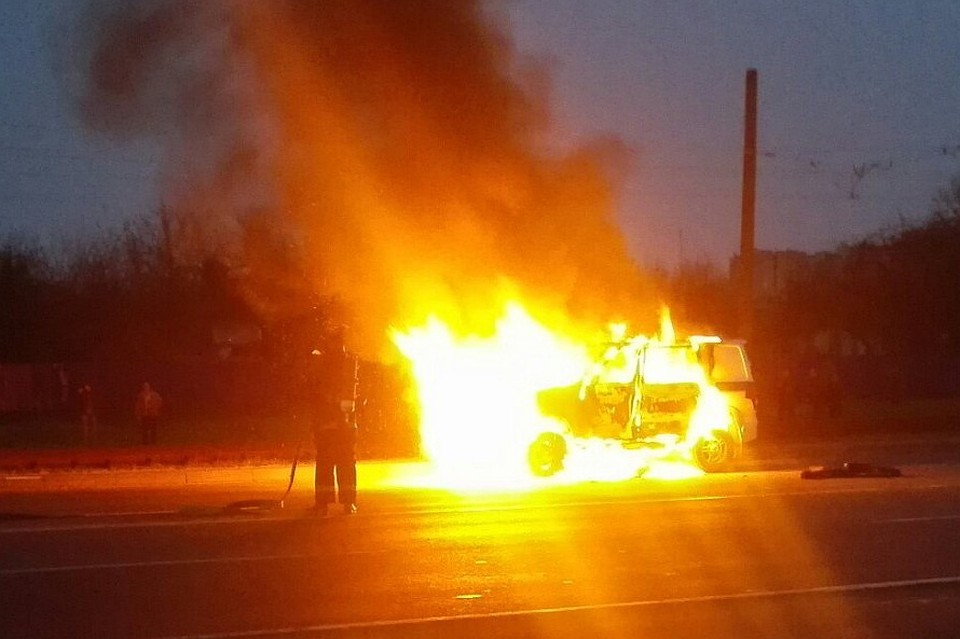 В Мозыре хулиган поджег милицейский УАЗ, на котором его везли в РОВД. Фото: соцсети