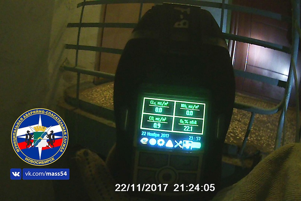 Специалисты радиационной, химической и биологической защиты взяли пробы воздуха на площадках пятиэтажки. Фото: паблик "Спасатели МАСС" в соцсети "Вконтакте".