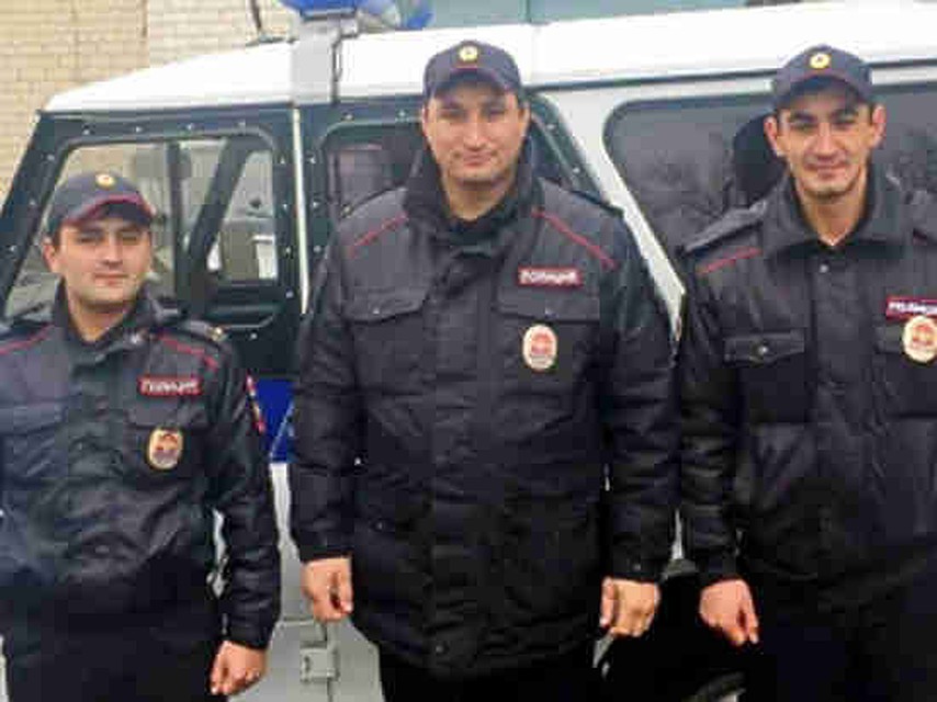 Полицейские, которые спасли мужчину из горевшего дома. Фото: МВД СК