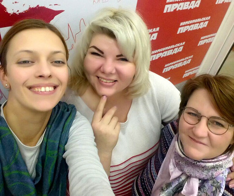 Режиссер фильма "Черные гусары" Галина Щерба и ведущие программы