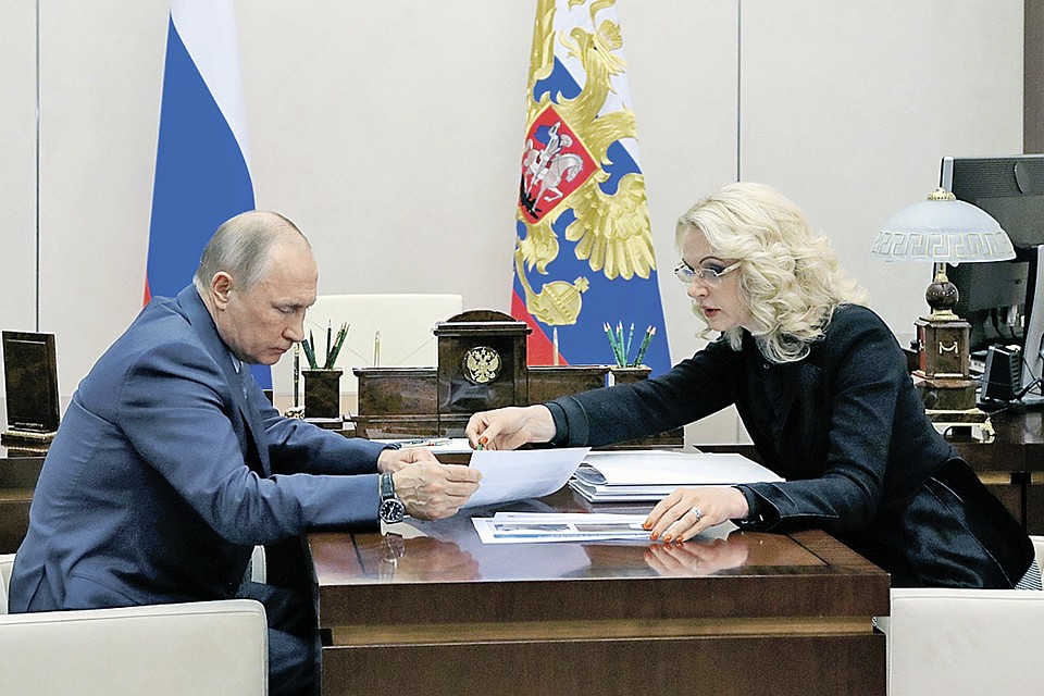 Президент разглядывал эти фотофакты с большим интересом. Фото: Михаил КЛИМЕНТЬЕВ/ТАСС