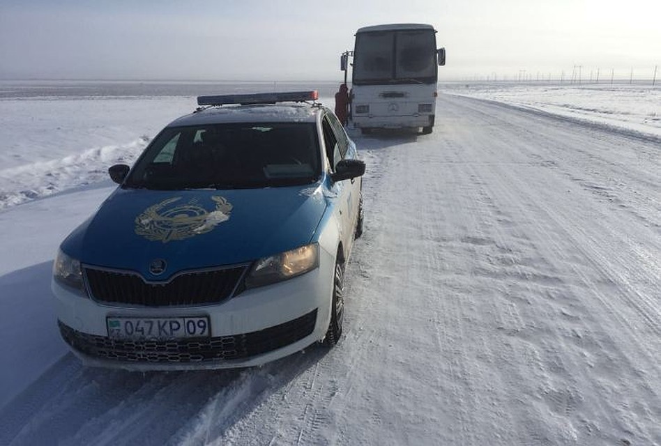 На трассе под Карагандой женщинам пришлось 10 часов толкать замерзший автобус. Фото: Караганда онлайн/ vk.com