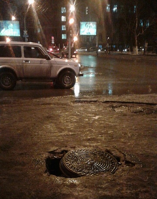 На тротуаре в Саратове провалился асфальт.