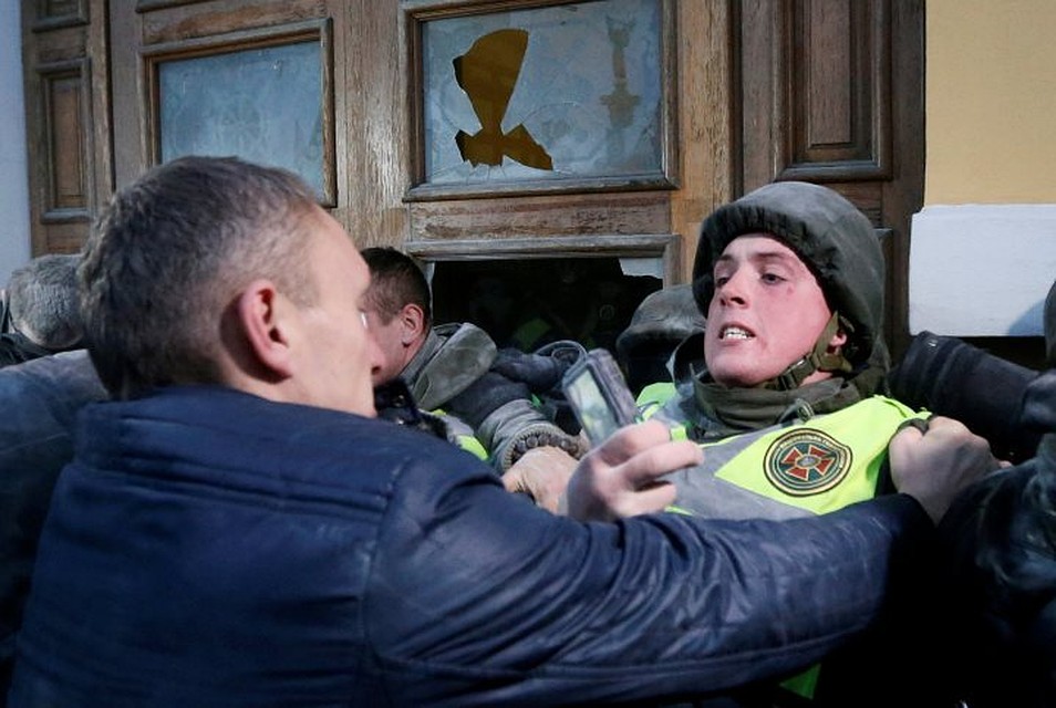 Более 30 сотрудников правоохранительных органов пострадали при штурме Октябрьского дворца