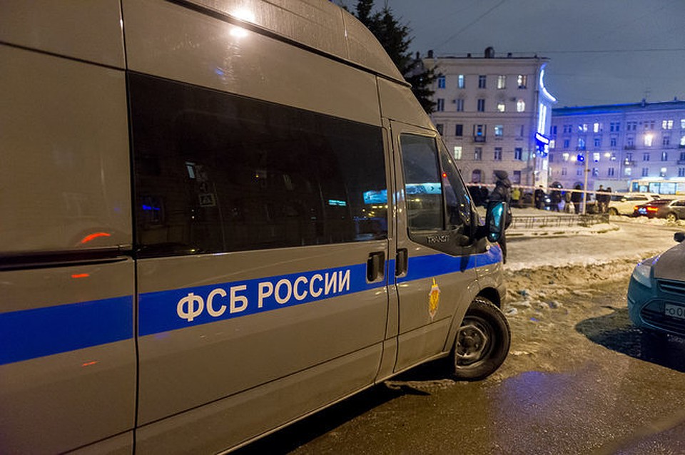 На флешке следователи обнаружили схемы самодельного взрывного устройства и текст угроз в адрес центра психологических семинаров