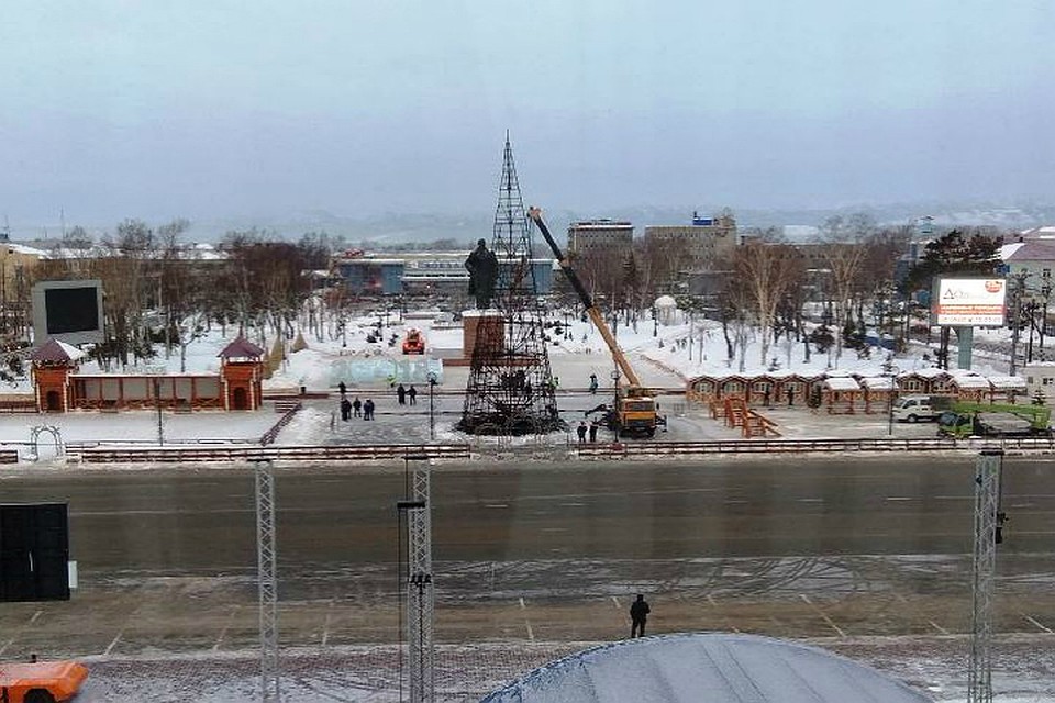 В Южно-Сахалинске установили новую елку взамен сгоревшей