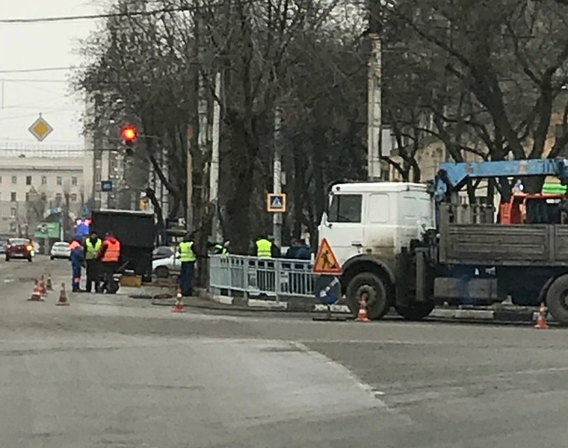 В выходные и праздники тяжелой технике удобнее работать на центральных улицах.