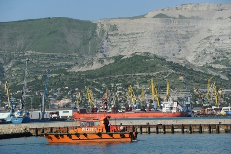 В Новороссийске в море разлилась нефть В Новороссийске в море разлилась нефть