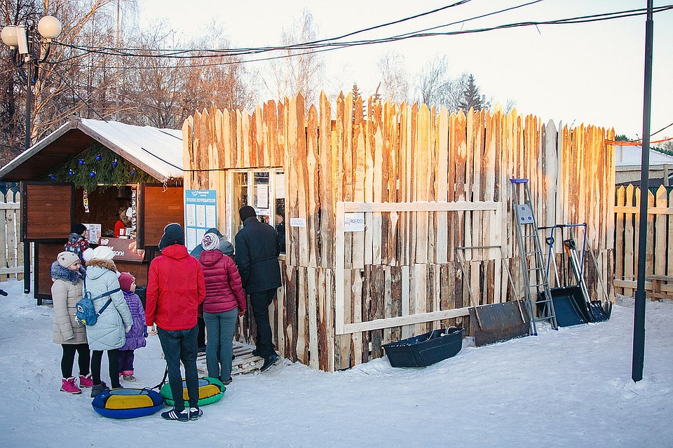 Платный вход в ледяной городок на Центральной площади Ижевска