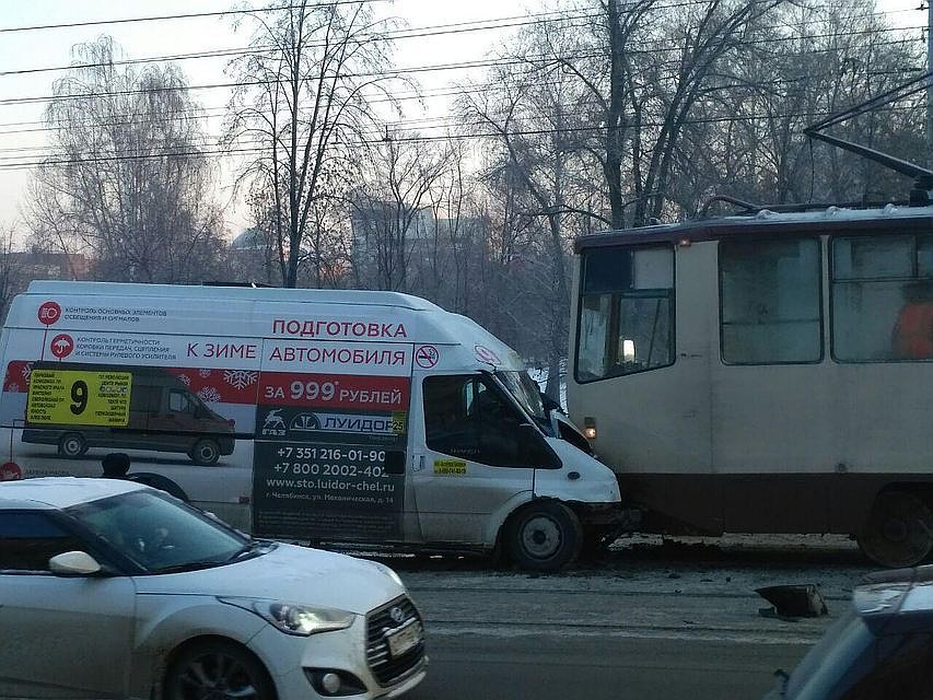 Аварии с маршрутками часто фигурируют в сводках ДТП. Фото: Андрей АБРАМОВ.