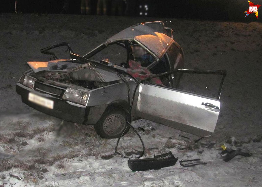 У людей внутри "восьмерки" было мало шансов остаться в живых: падая в кювет авто перевернулось