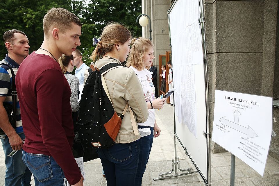 Документы в приемную комиссию за поступающего сможет сдавать его законный представитель Архив "КП"