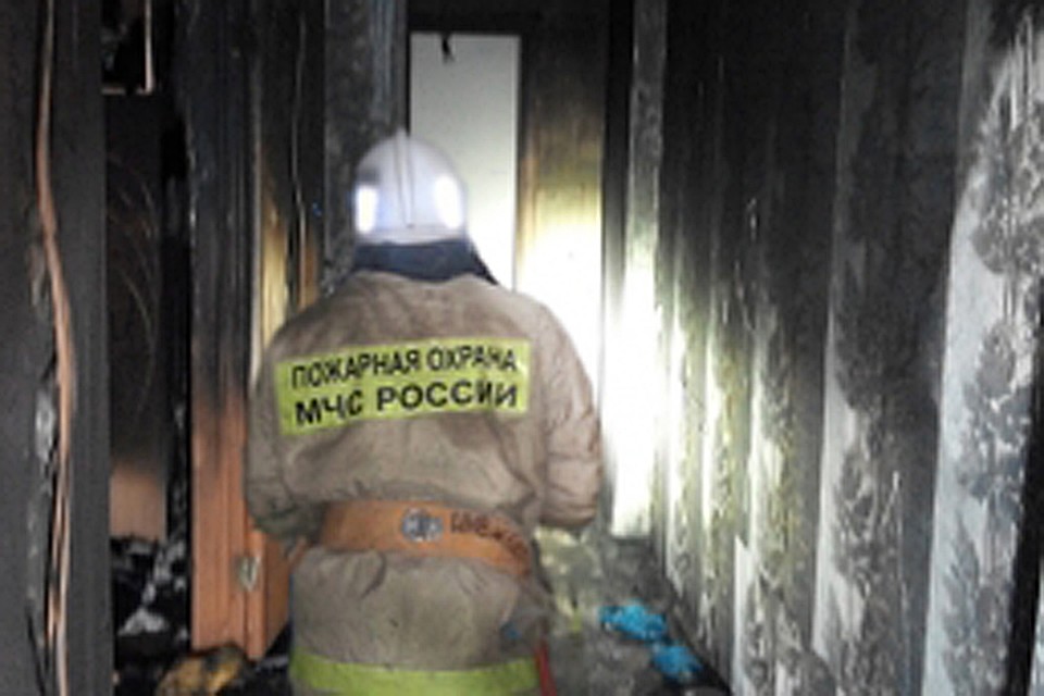 В Воронеже полыхавший в квартире многоэтажки ночью пожар тушили 14 человек В Воронеже полыхавший в квартире многоэтажки ночью пожар тушили 14 человек