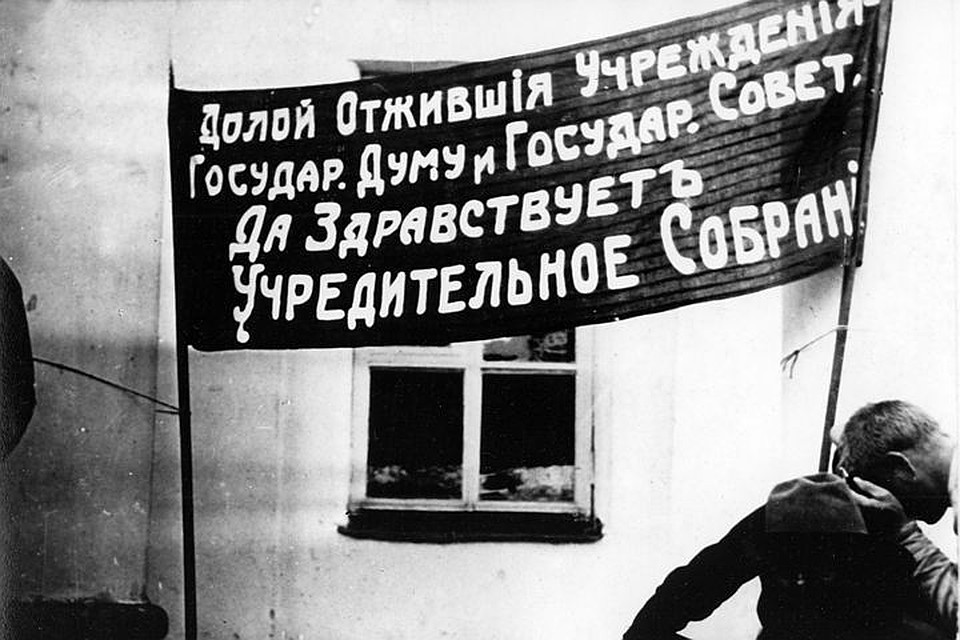 Решение о созыве Учредительного собрания - одно из первых решений Временного правительства, принятое 2 марта. Тогда это казалось таким проявлением высшей демократии