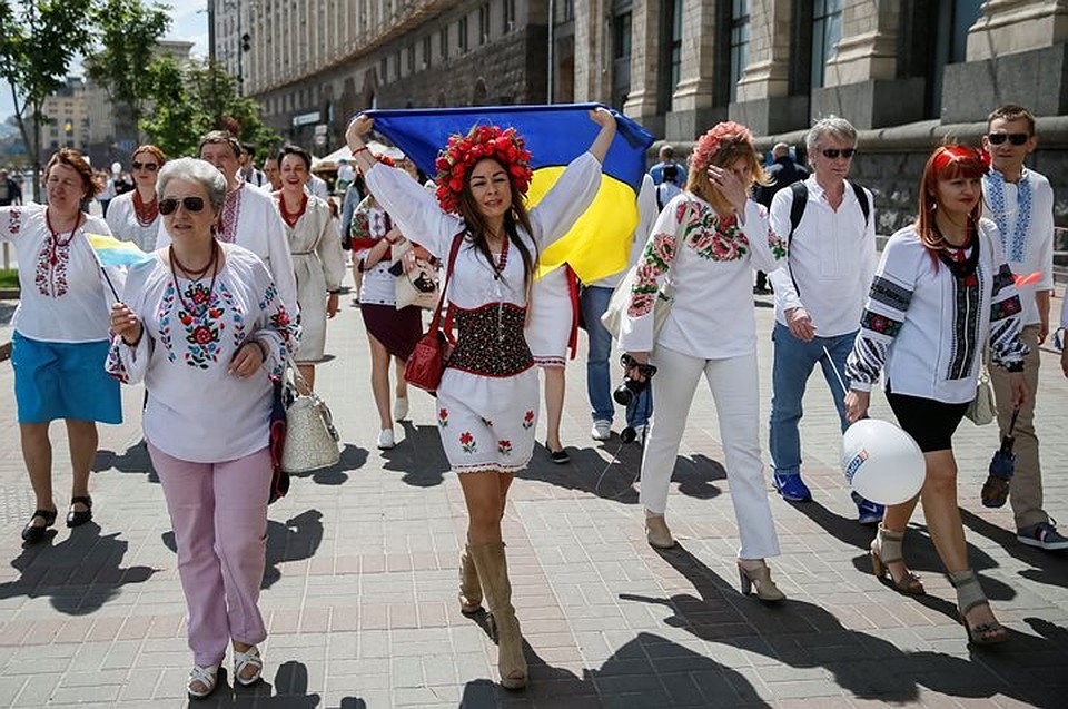 Украинцы считают, что работать в России не зазорно, если дома не платят.