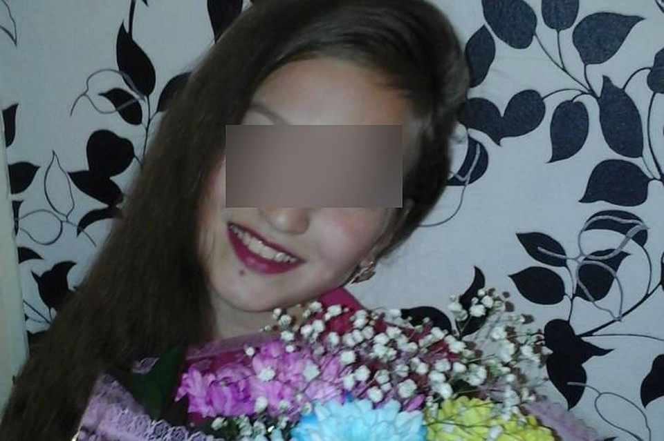 Учитель сначала вручила девочке благодарность, а потом забрала ее на глазах у других детей