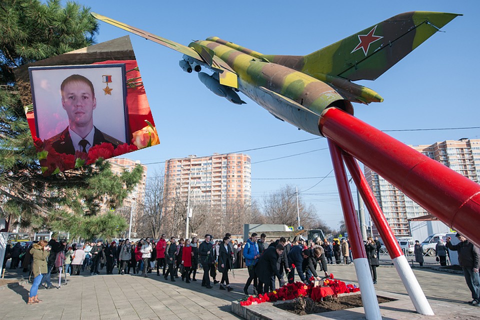 К летному училищу в Краснодаре, в котором учился Роман Филипов, горожане несут цветы