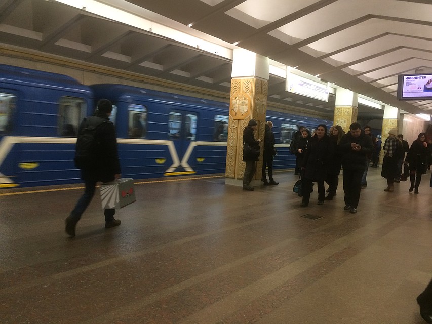 К сожалению, воспользоваться интернетом на «Площади Якуба Коласа» пока не получится: для начала интернет проведут на пересадочных станциях - «Купаловской» и «Октябрьской».