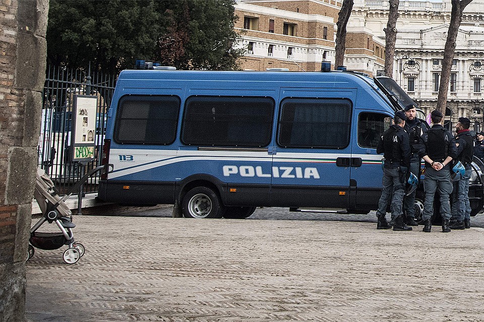 В Риме в итоге обвала в воронку провалилось 7 авто В Риме в итоге обвала в воронку провалилось 7 авто
