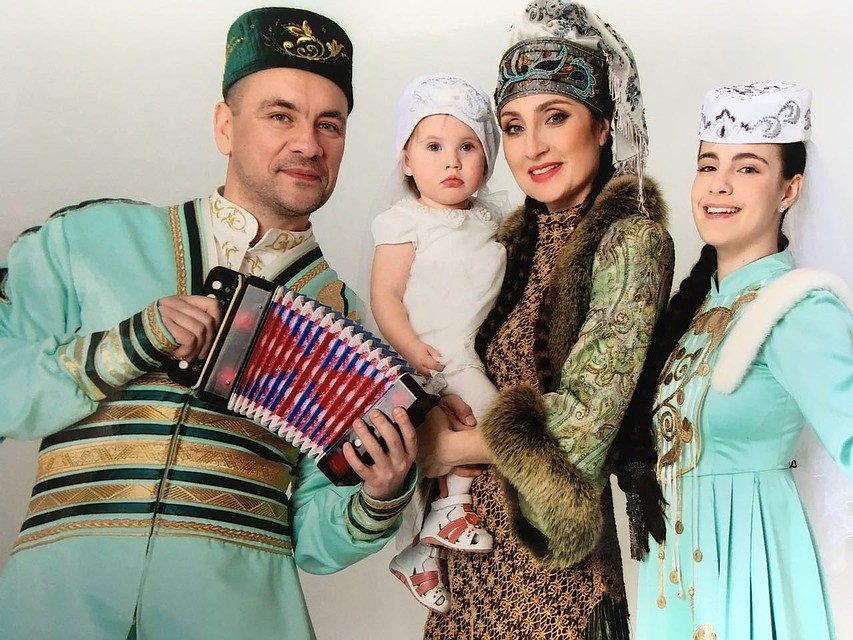 У Илии трое детей и маленькая внучка.