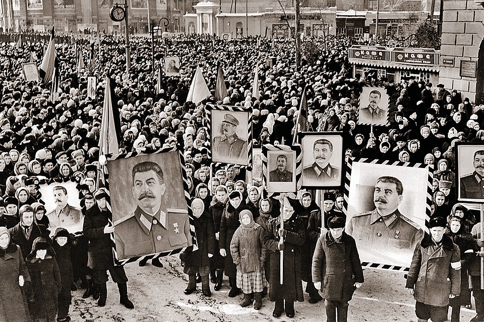 Траурные митинги прошли по всей стране. Так выглядело шествие в Воронеже. Фото: А. Зенин/TASS
