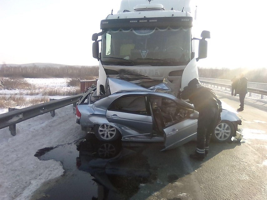 Легковушку на полном ходу втащило под фуру. Фото: ФКУ Упрдор "Южный Урал".
