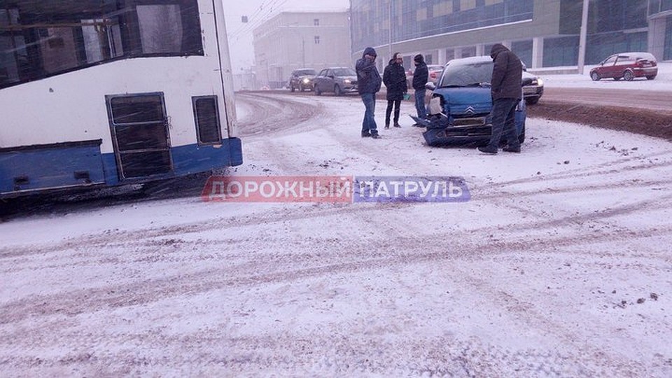 В Уфе женщина за рулем Citroen попала в ДТП