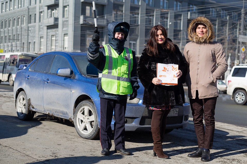 За полчаса экипаж остановил порядка 30 женщин за рулем, чтобы сделать их главными героинями предпраздничной акции.