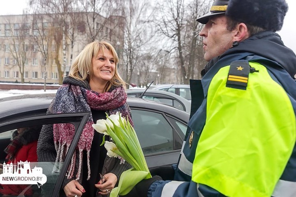 Фото с сайта newgrodno.by В Гродно ГАИ поздравляла водителей-женщин с 8 Марта