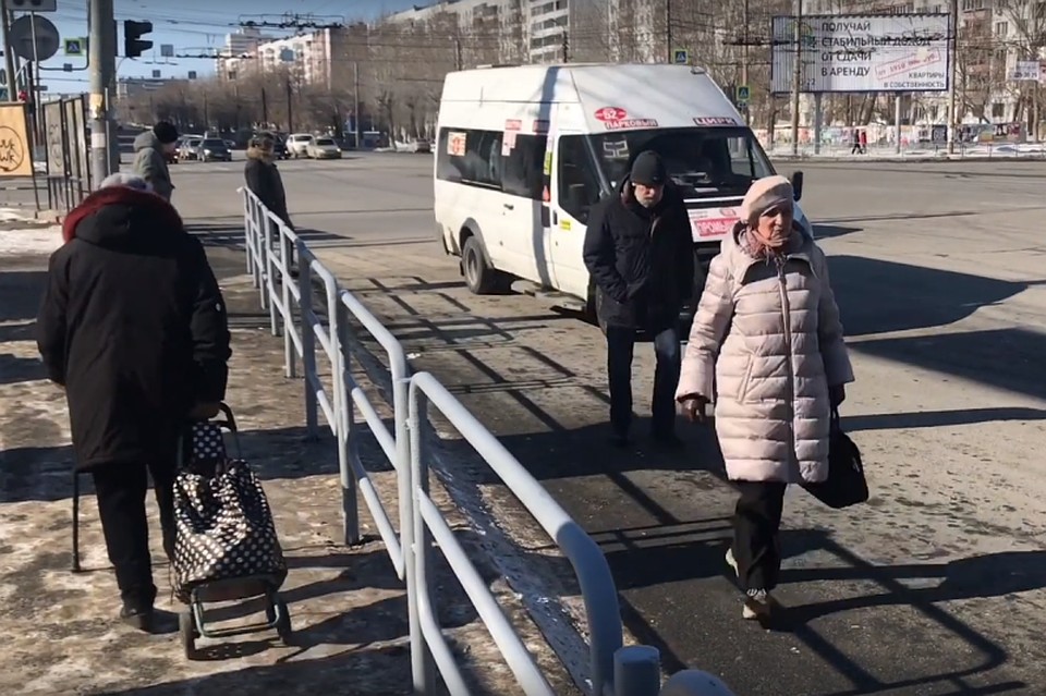 Ограждения на остановках вынуждают людей идти по дороге или перелазить через забор