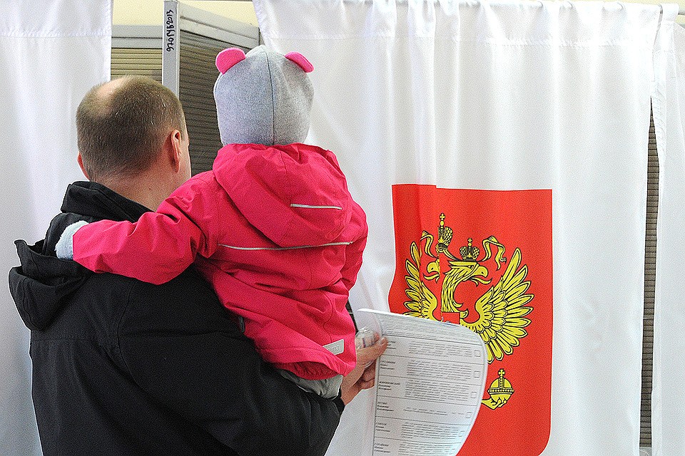 У избирательной кабинки на одном из подмосковных участков.