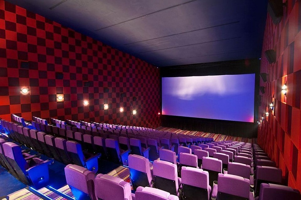 Британец застрял под VIP-креслом в кинотеатре и умер