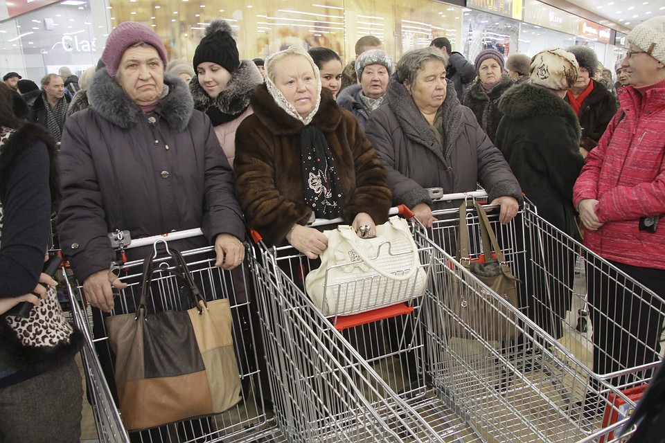 В магазине не ожидали такого наплыва покупателей, поэтому игрушек на всех не хватило
