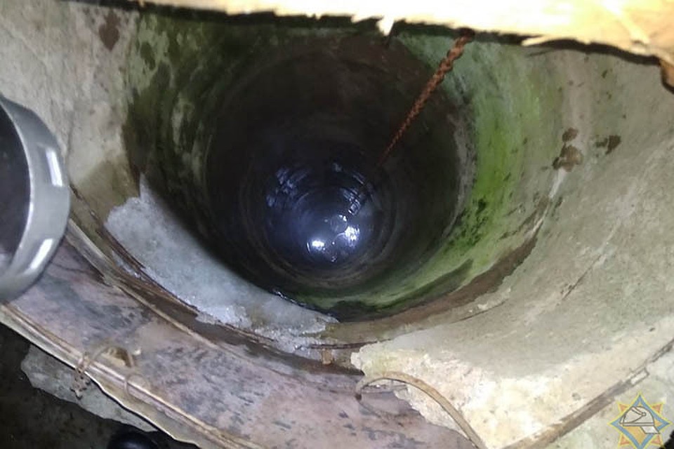 Женщина не смогла объяснить, как оказалась в колодце. Фото: mchs.gov.by