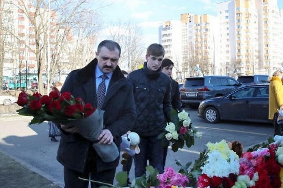 Старший и младший сын Лукашенко возложили цветы у посольства России в Минске. Фото: belta.by.