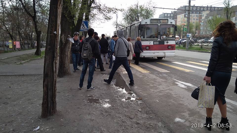 Автобусы и троллейбусы не справляются с пассажирским потоком в Бишкеке. Основную часть горожан обслуживали бусы.