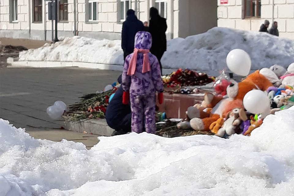 В Кирове начали растаскивать игрушки, принесенные на акцию памяти жертв в Кемерове. Фото: vk.com/zlo43