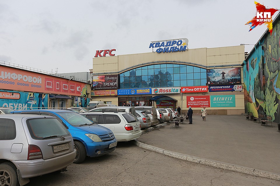 Зрители кинотеатра «Квадро-фильм» проверяют аварийные двери перед сеансом