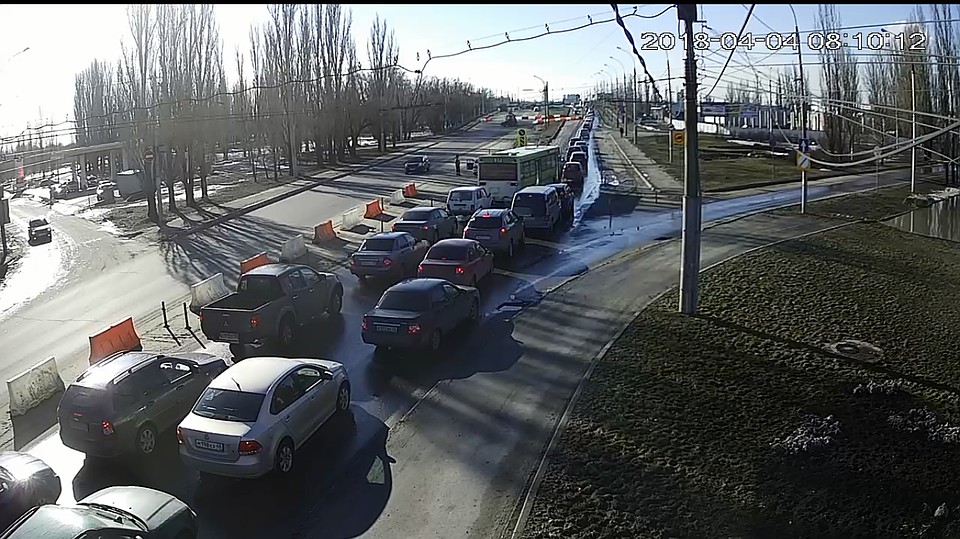 Пробка на Петровском мосту едва движется