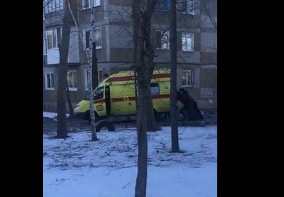По словам очевидцев, вызволяли машину медиков из ловушки целых 15 минут.