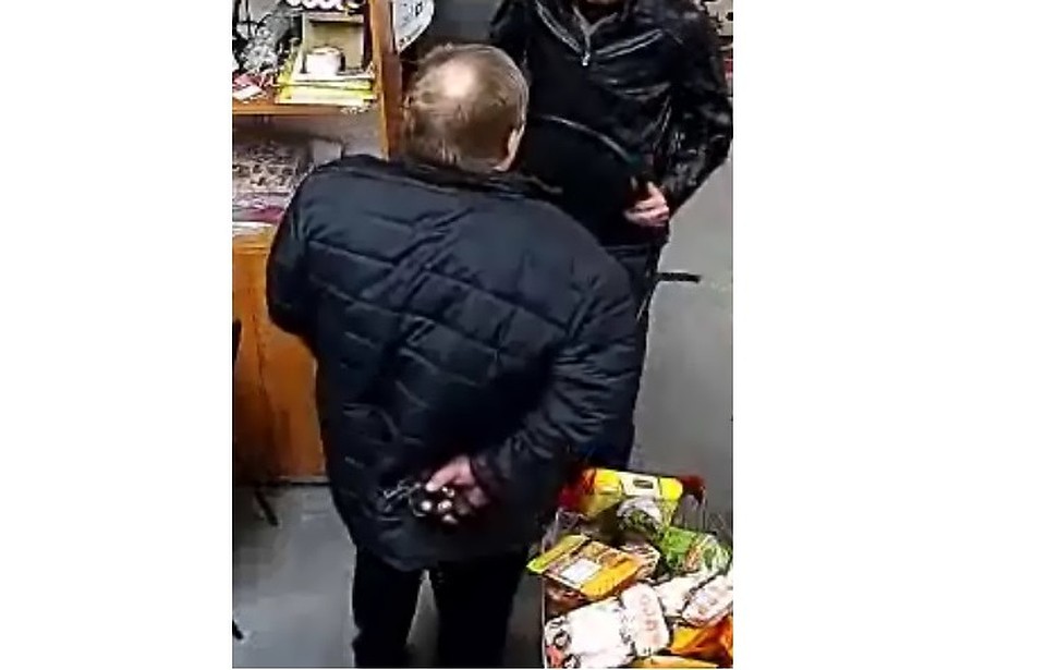 В Ярославле мужчина с пистолетом угрожал сотрудникам продуктового магазина
