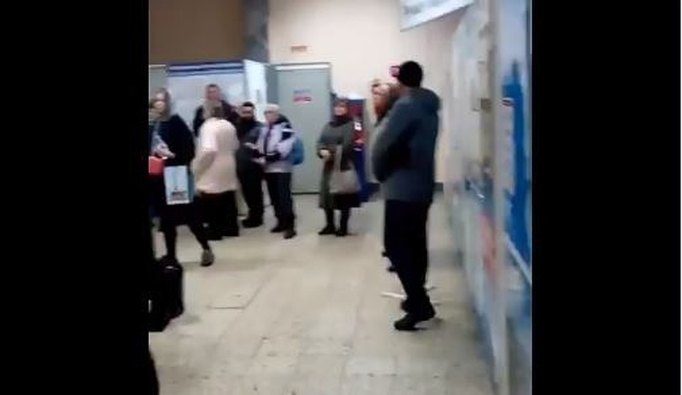 Жители ждут возобновления переправы на вокзале