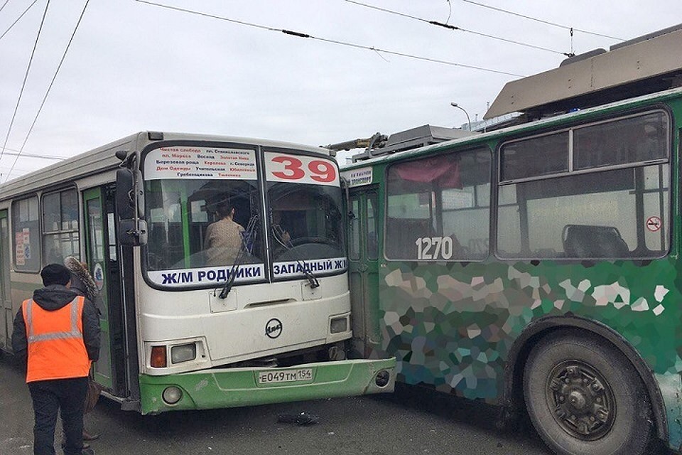 Для движения другим транспортным средствам остался только левый ряд