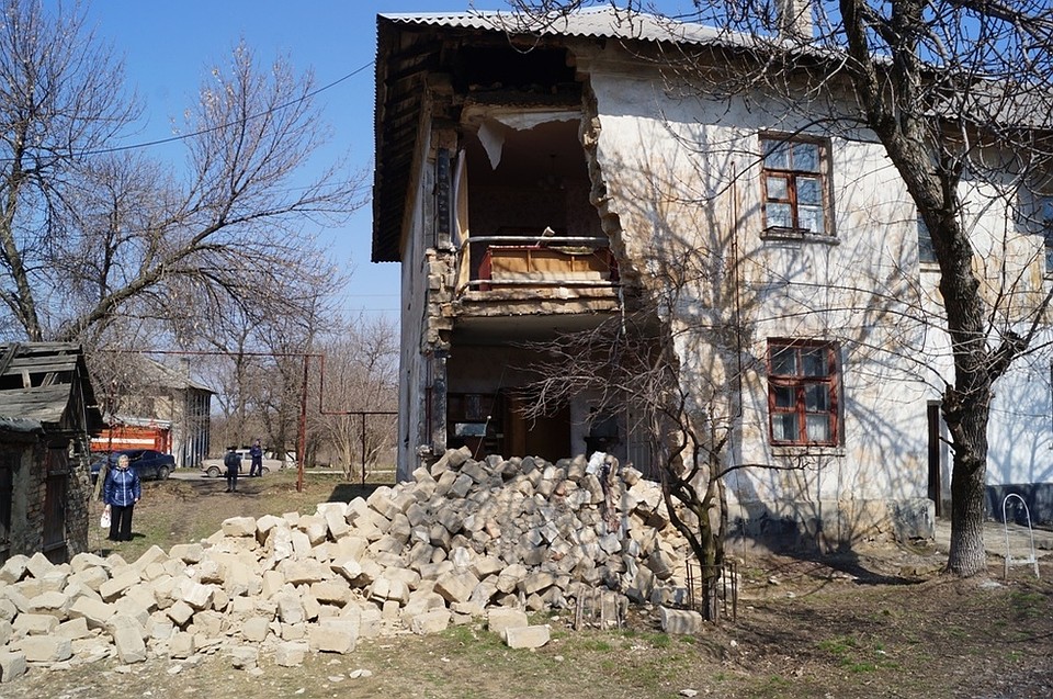 Причины разрушения выясняются. Жертв нет. Фото:lug-info.com